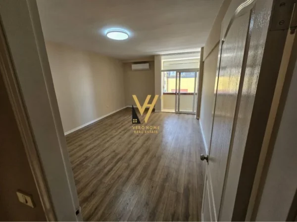 Tirane, jepet me qera apartament Dublex Kati 4, 130 m² 1.000 € (QENDER)