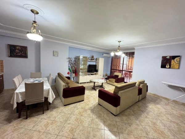 Tirane, jepet me qera apartament 2+1+Ballkon Kati 4, 130 m² 650 € (21 Dhjetori)