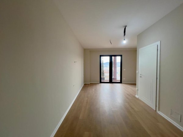 Tirane, jepet me qera zyre Kati 17, 160 m² 2.000 € 
