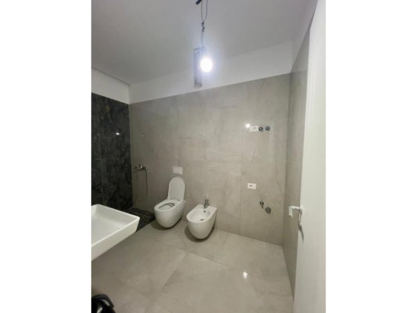 Tirane, jepet me qera zyre Kati 17, 160 m² 2.000 € 