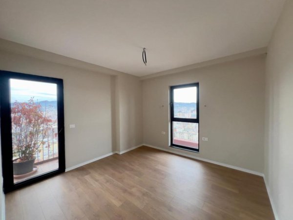 Tirane, jepet me qera zyre Kati 17, 160 m² 2.000 € 