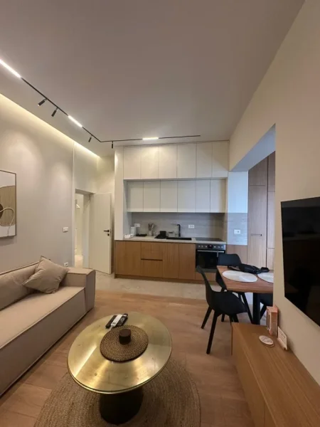 Tirane, jepet me qera apartament 1+1+Ballkon Kati 4, 60 m² 700 € (Rruga Barrikadave)