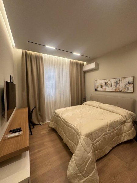 Tirane, jepet me qera apartament 1+1+Ballkon Kati 4, 60 m² 700 € (Rruga Barrikadave)