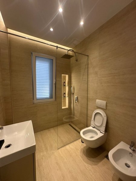 Tirane, jepet me qera apartament 1+1+Ballkon Kati 4, 60 m² 700 € (Rruga Barrikadave)