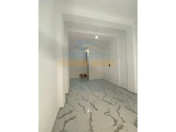 Tirane, shitet ambjent biznesi Kati 0, 33 m² 120.000 € (Rruga Brigada 8, Blloku)