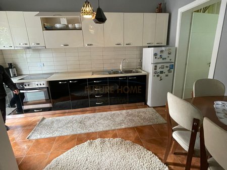 Tirane, jepet me qera apartament 1+1 Kati 0, 60 m² 400 € (porcelan)