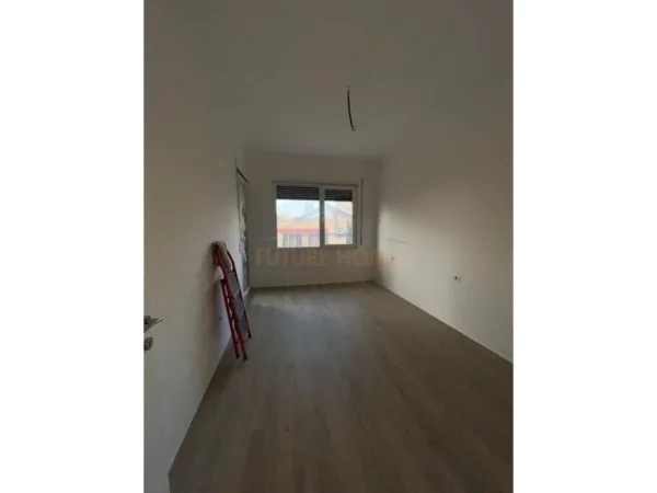 Tirane, shitet apartament 2+1+Ballkon Kati 1, 106 m² 191.000 € (PALLATI ME SHIGJETA HENKE)
