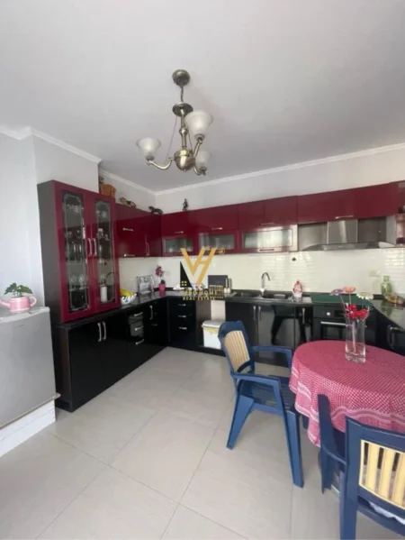 Tirane, jepet me qera apartament 2+1+Ballkon Kati 6, 90 m² 500 € (YZBERISHT)