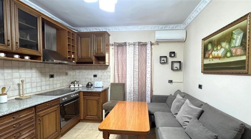 Tirane, jepet me qera apartament 2+1+Ballkon Kati 1, 86 m² 670 € (Rruga Fortuzi)