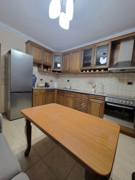 Tirane, jepet me qera apartament 2+1+Ballkon Kati 1, 86 m² 670 € (Rruga Fortuzi)