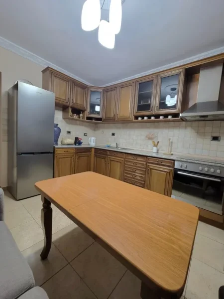 Tirane, jepet me qera apartament 2+1+Ballkon Kati 1, 86 m² 60,000Leke (Rruga Fortuzi)