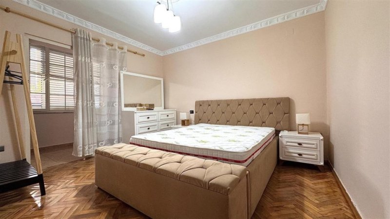 Tirane, jepet me qera apartament 2+1+Ballkon Kati 1, 86 m² 670 € (Rruga Fortuzi)