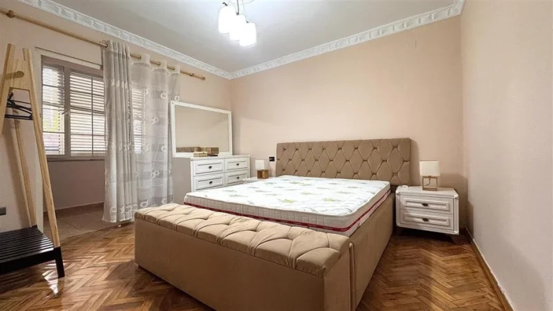 Tirane, jepet me qera apartament 2+1+Ballkon Kati 1, 86 m² 60,000Leke (Rruga Fortuzi)