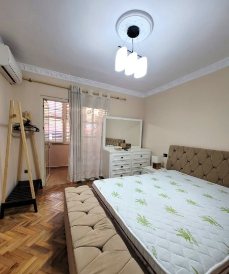 Tirane, jepet me qera apartament 2+1+Ballkon Kati 1, 86 m² 670 € (Rruga Fortuzi)