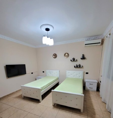 Tirane, jepet me qera apartament 2+1+Ballkon Kati 1, 86 m² 670 € (Rruga Fortuzi)