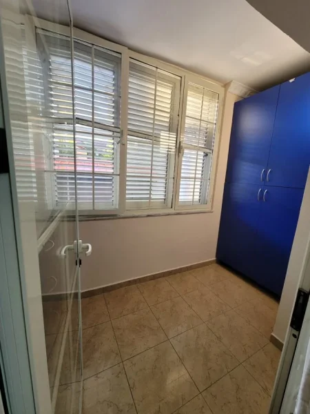 Tirane, jepet me qera apartament 2+1+Ballkon Kati 1, 86 m² 60,000Leke (Rruga Fortuzi)