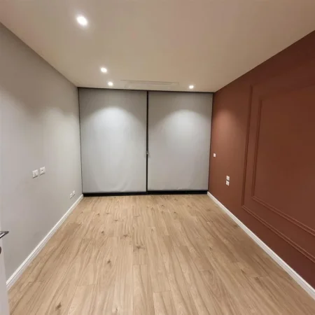 Tirane, jepet me qera zyre Kati 6, 100 m² 1.600 € (LAKE VIEW REZIDENCE)