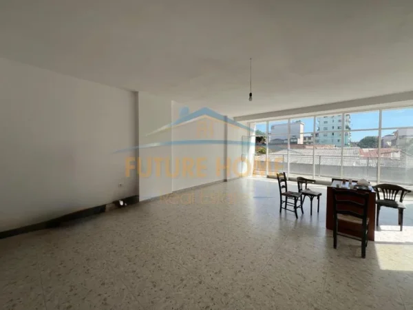 Tirane, jepet me qera ambjent biznesi , 84 m² 850 € (rruga e dibres)