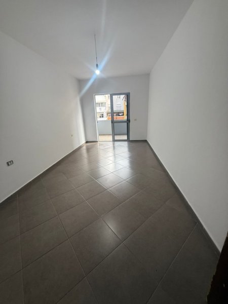 Tirane, shitet apartament 1+1 Kati 3, 73 m² 95.000 € (Pallatet e Verdha)