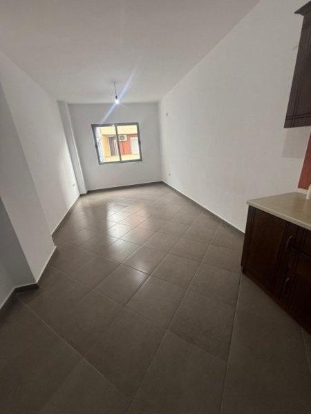 Tirane, shitet apartament 1+1 Kati 3, 73 m² 95.000 € (Pallatet e Verdha)