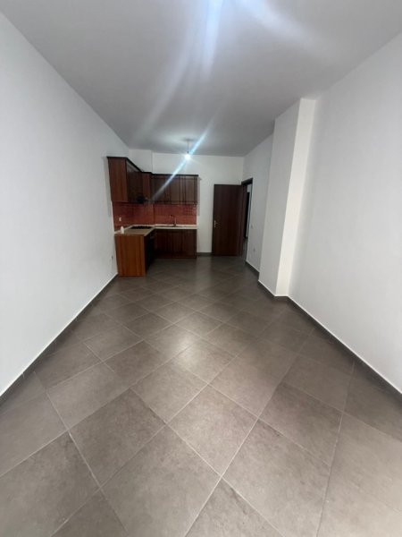 Tirane, shitet apartament 1+1 Kati 3, 73 m² 95.000 € (Pallatet e Verdha)