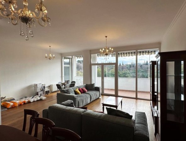 Tirane, jepet me qera apartament 3+1+Ballkon Kati 4, 208 m² 2.300 € (PRANE GARDES, RRUGA “ADEM JASHARI”)