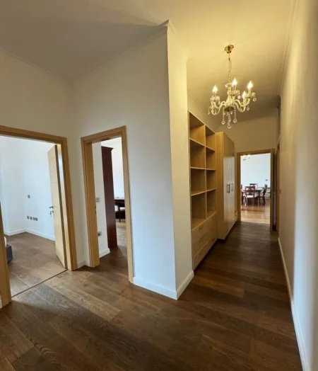 Tirane, jepet me qera apartament 3+1+Ballkon Kati 4, 208 m² 2.300 € (PRANE GARDES, RRUGA “ADEM JASHARI”)