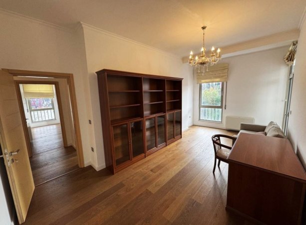 Tirane, jepet me qera apartament 3+1+Ballkon Kati 4, 208 m² 2.300 € (PRANE GARDES, RRUGA “ADEM JASHARI”)