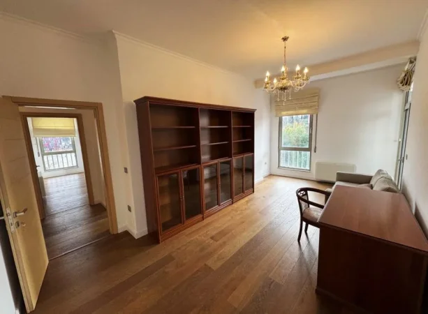 Tirane, jepet me qera apartament 3+1+Ballkon Kati 4, 208 m² 2.300 € (PRANE GARDES, RRUGA “ADEM JASHARI”)