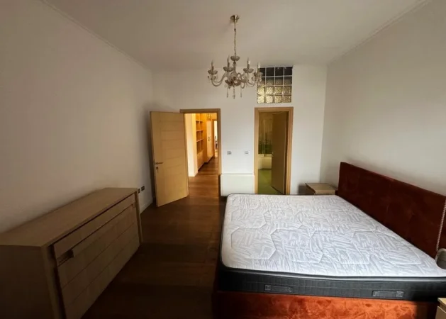 Tirane, jepet me qera apartament 3+1+Ballkon Kati 4, 208 m² 2.300 € (PRANE GARDES, RRUGA “ADEM JASHARI”)