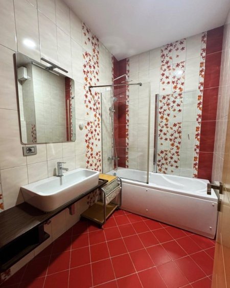 Tirane, jepet me qera apartament 3+1+Ballkon Kati 4, 208 m² 2.300 € (PRANE GARDES, RRUGA “ADEM JASHARI”)