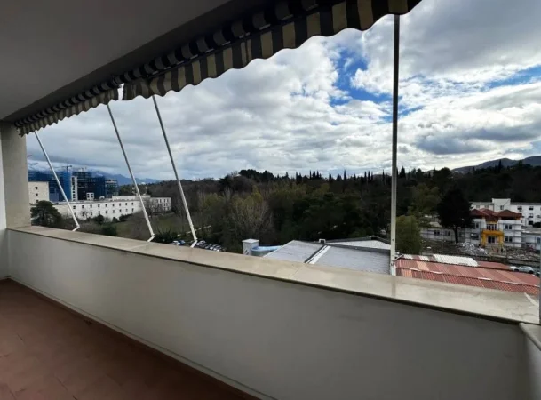 Tirane, jepet me qera apartament 3+1+Ballkon Kati 4, 208 m² 2.300 € (PRANE GARDES, RRUGA “ADEM JASHARI”)