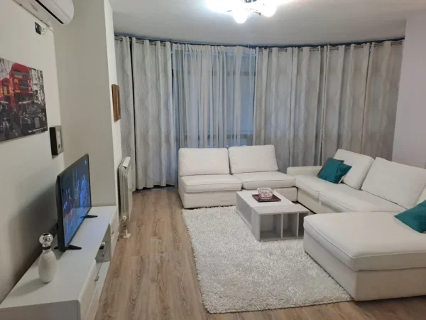 Tirane, jepet me qera apartament 2+1+Ballkon Kati 4, 650 € (Kopshti Zoologjik)