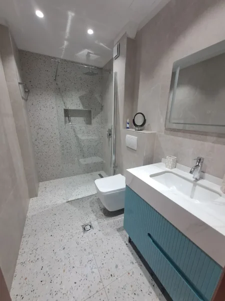 Tirane, jepet me qera apartament 2+1+Ballkon Kati 4, 650 € (Kopshti Zoologjik)