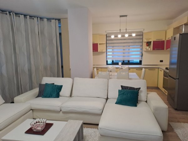 Tirane, jepet me qera apartament 2+1+Ballkon Kati 4, 650 € (Kopshti Zoologjik)