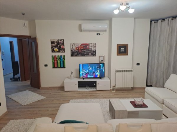 Tirane, jepet me qera apartament 2+1+Ballkon Kati 4, 650 € (Kopshti Zoologjik)
