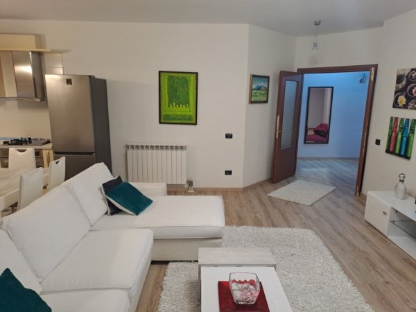 Tirane, jepet me qera apartament 2+1+Ballkon Kati 4, 650 € (Kopshti Zoologjik)