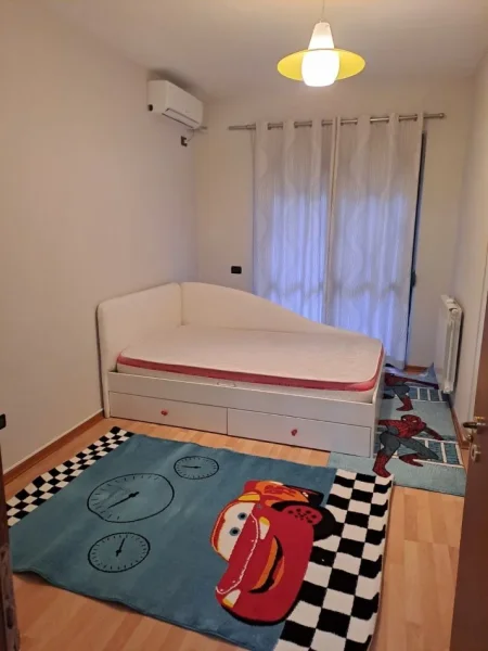 Tirane, jepet me qera apartament 2+1+Ballkon Kati 4, 650 € (Kopshti Zoologjik)