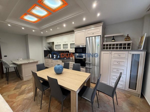 Tirane, jap me qera apartament 3+1 , 1.300 € (Bulevardi Zogu i Pare)