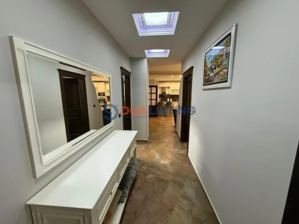 Tirane, jap me qera apartament 3+1 , 1.300 € (Bulevardi Zogu i Pare)