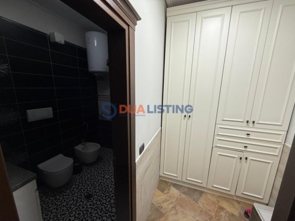 Tirane, jap me qera apartament 3+1 , 1.300 € (Bulevardi Zogu i Pare)