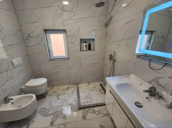 Tirane, jepet me qera apartament 1+1 Kati 7, 75 m² 650 € (PAZARI RI)