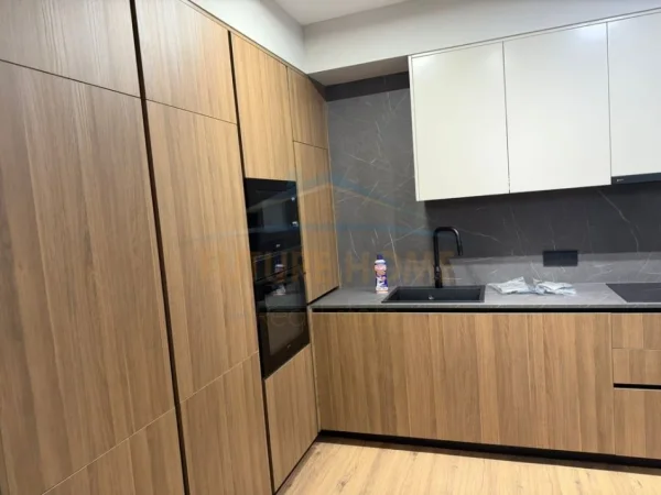 Tirane, jepet me qera apartament 3+1 Kati 2, 145 m² 1.500 € (Kodra e Diellit)