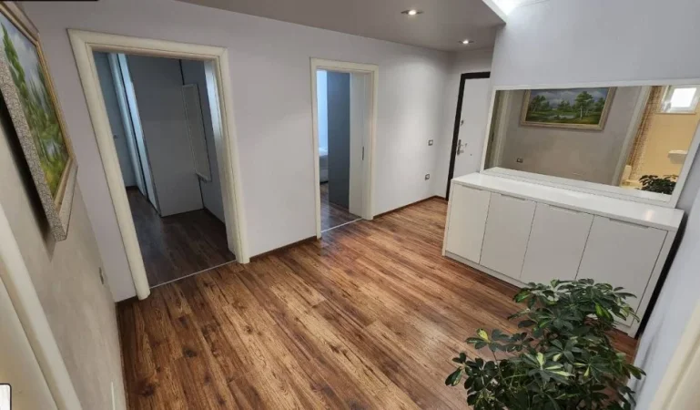 Jepet me Qira Apartamenti 2+1 tek Rruga Margarita Tutulani,    1.000 €URO
