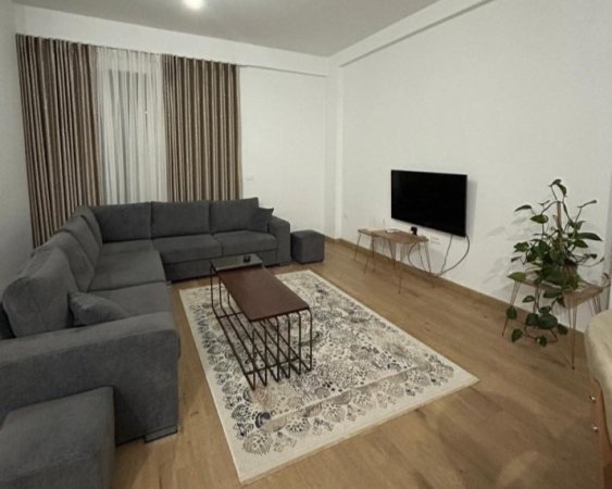 Tirane, jepet me qera apartament 1+1 Kati 1, 80 m² 500 € (teg , lunder , farke)