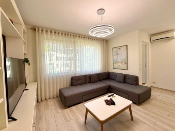 Tirane, jepet me qera apartament 1+1+Ballkon Kati 8, 900 € 