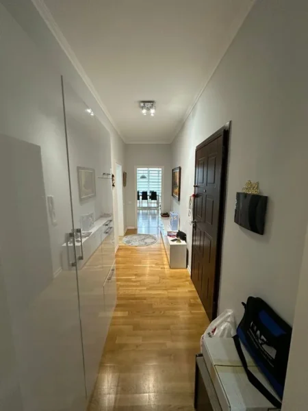 Tirane, jepet me qera apartament 2+1+Ballkon , 100 m² 900 € (Liqeni i Thate)