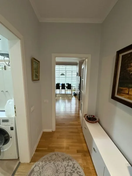 Tirane, jepet me qera apartament 2+1+Ballkon , 100 m² 900 € (Liqeni i Thate)