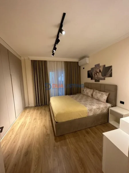 Tirane, jepet me qera apartament 2+1 Kati 4, 72 m² 600 € (Shkoze Kompleksi Tom Doshi)