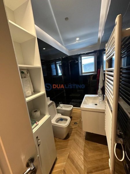 Tirane, jepet me qera apartament 2+1 Kati 4, 72 m² 600 € (Shkoze Kompleksi Tom Doshi)